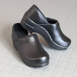 Sanita Professional Smooth Closed Clogs in Black (1500006)